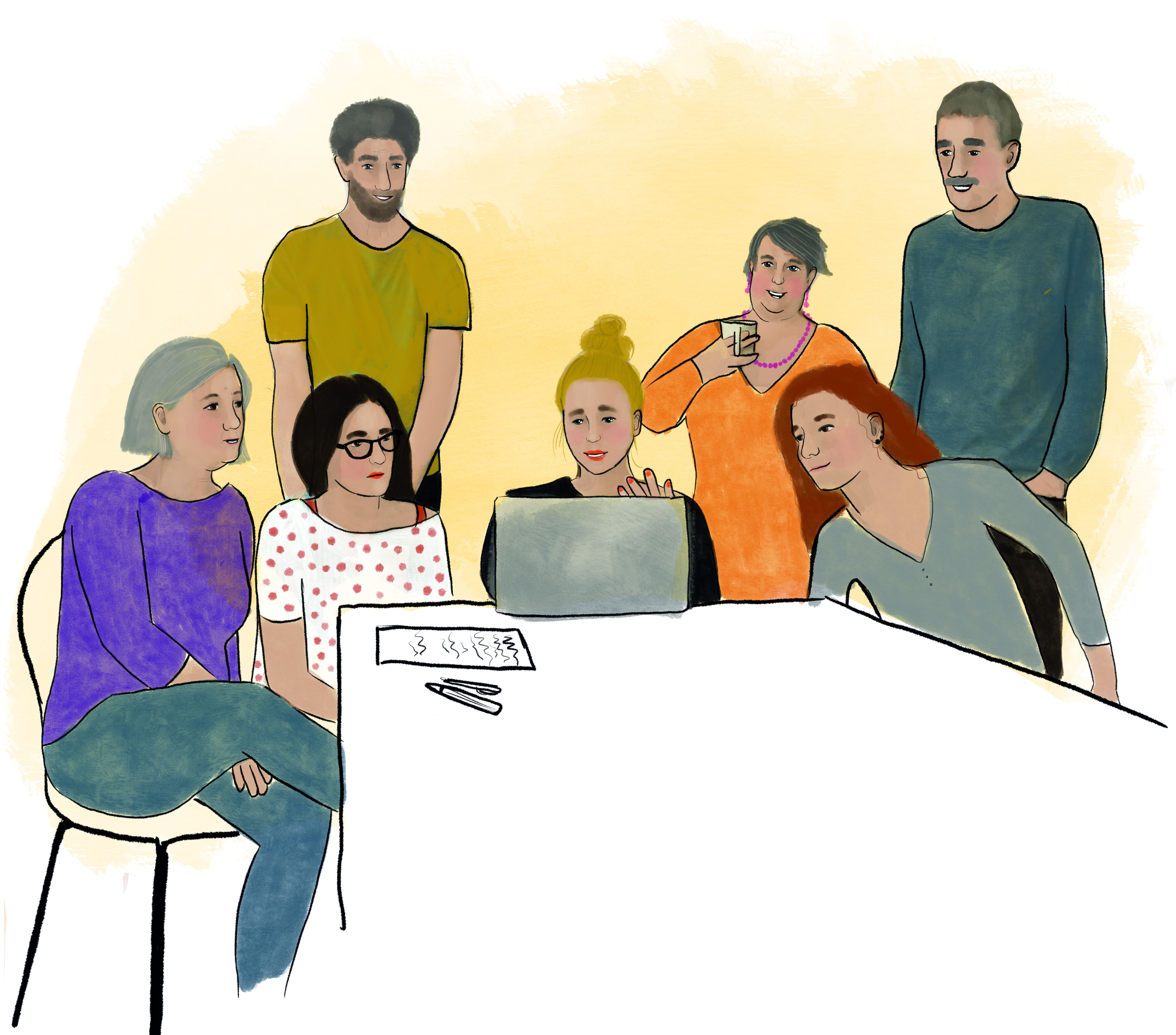 Eine Gruppe von sieben jungen und alten Menschen steht bzw. sitzt vor einem Laptop. Die junge Frau, die direkt vor dem Laptop sitzt, spricht.