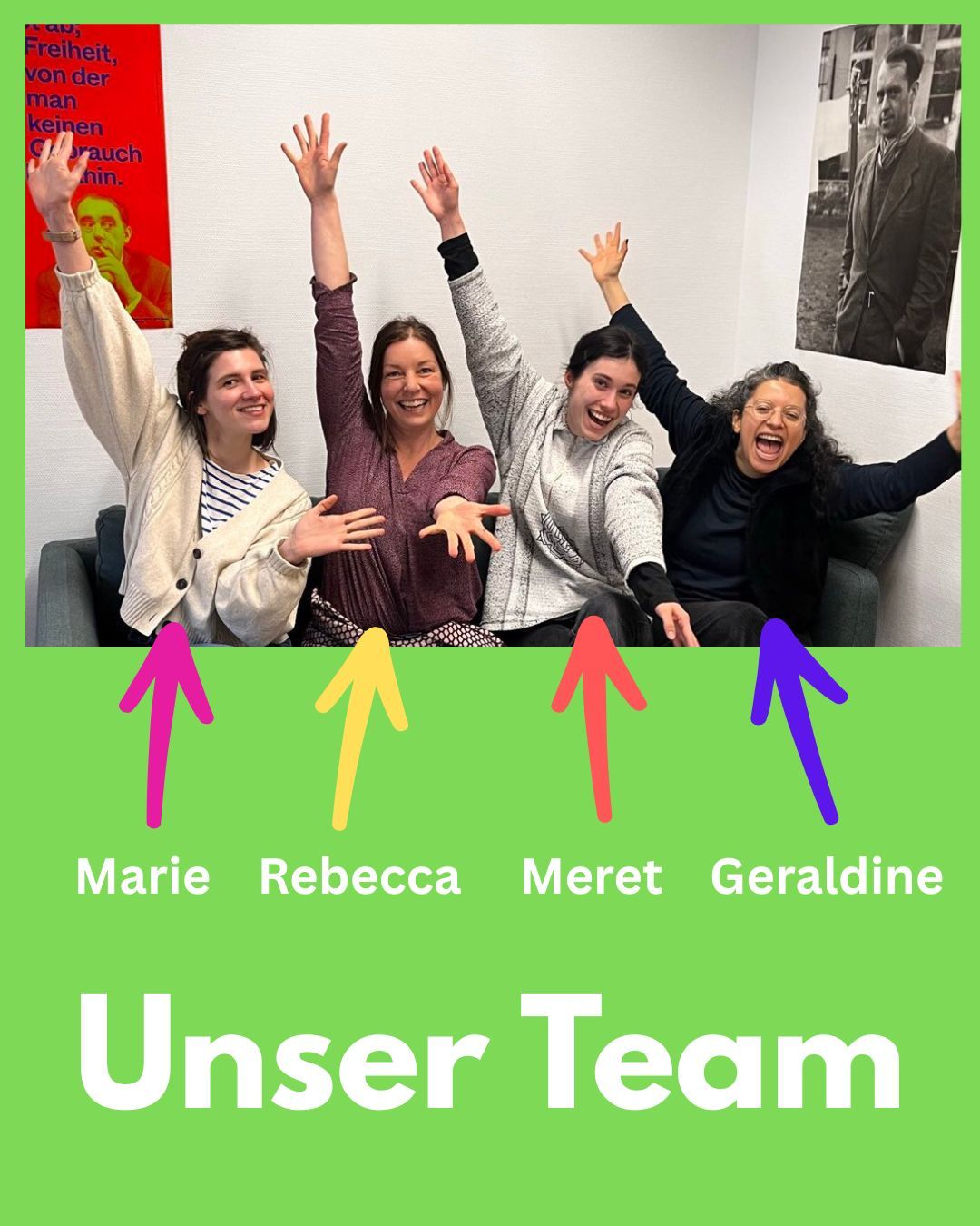 Vier Frauen, die fröhlich in die Kamera schauen und lachen, darunter stehen ihre Namen Marie, Rebecca, Meret, Geraldine