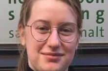 junge Frau mit Brille und blonden Haaren