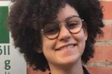 Junge Frau mit Brille und Afro