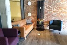 Zwei leere Sessel und ein Sofa stehen in einem Raum