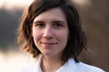 Junge Frau mit mittellangen, braunen Haaren