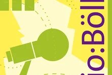 Ein grünes Mikrofon auf einem Halter vor gelbem Hintergrund