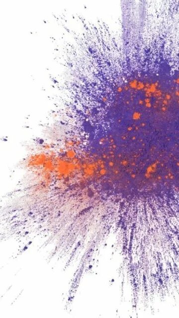 Lila-orange Farbexplosion vor weißem Hintergrund