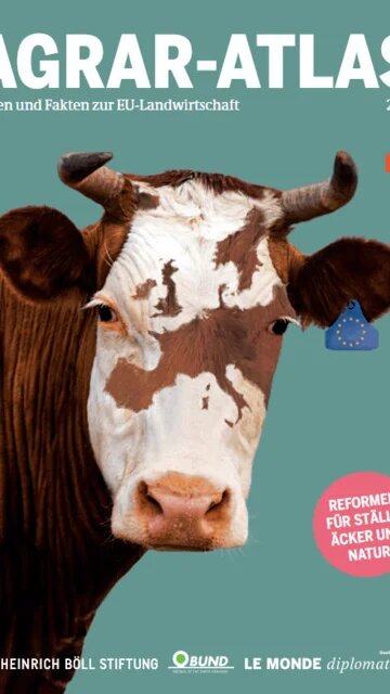 Cover des Agraratlas: Daten und Fakten zur EU-Landwirtschaft. Kuh auf türkisem Hintergrund
