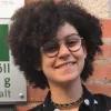 Junge Frau mit Brille und Afro