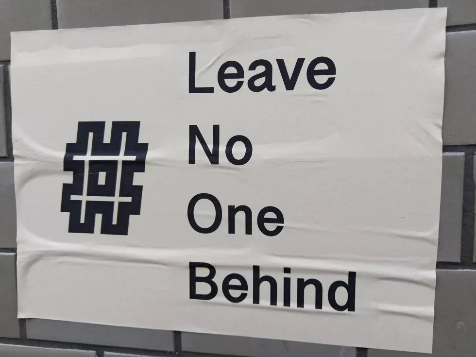 Plakat mit Hashtag und Schriftzug "Leave no one behind"
