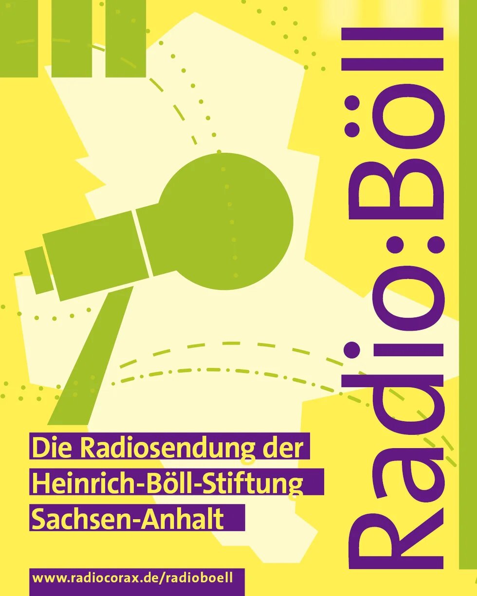 Ein grünes Mikrofon auf einem Halter vor gelbem Hintergrund